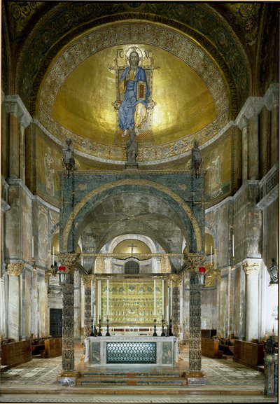 Byzantinsk arkitektur: præsbyteriet. Det store alter, ciboriet med albastersøjler (mellem 5. og 13. århundrede), hovedstæder (11. århundrede) og Pala d