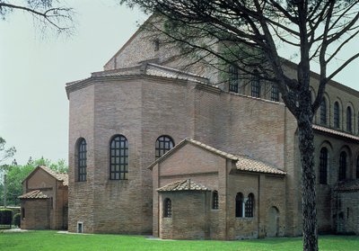 Basilikaens bagfacade, 536 e.Kr af Byzantine School