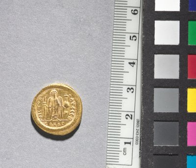 Solidus af Justinian I (bagside), 545-565 (guld) (se CVL 499738 for forside) af Byzantine School