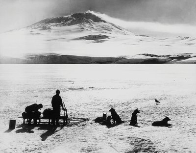 Sydpolsekspedition af Robert Falcon Scott (1868-1912), opdagelsesrejsende før Erebus-vulkanen på Ross-øen, 15. januar af J.B. and Brown J. Rowbotham