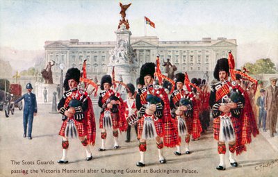 The Scots Guards, Victoria Memorial, Buckingham Palace (farve litho) af C. T. (after) Howard