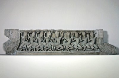 Fronton viser ni dansende asparas, slutningen af det 12.-begyndelsen af det 13. århundrede, fra Bayon, Angkor Thom (sandsten) af Cambodian Cambodian