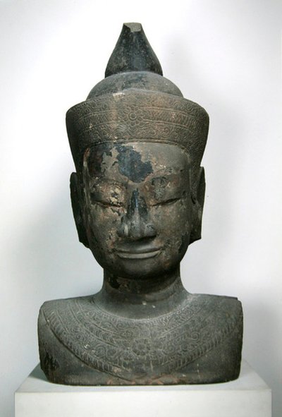 Dekoreret buste af Buddha; 15.-16. ventur (sandsten) af Cambodian School
