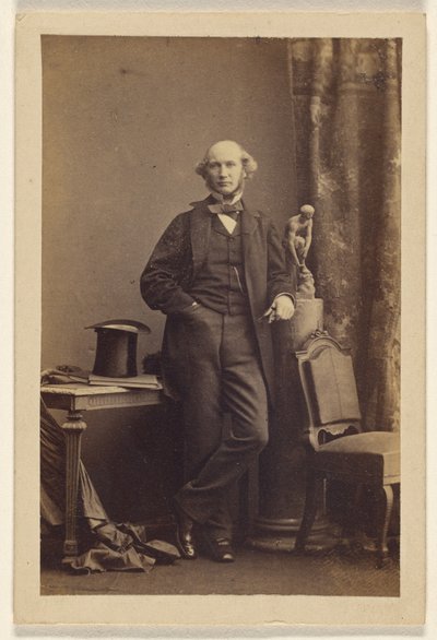 [Uidentificeret mand står med høj hat på bordet]. af Camille Silvy