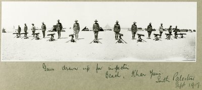 Våben trukket op til inspektion på stranden, Khan Yunis, september 1917 af Capt. Arthur Rhodes
