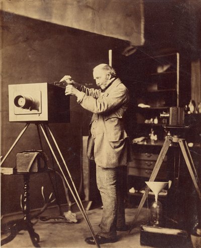 [Selvportræt, der forbereder en kollodiumplade]. af Capt. Horatio Ross