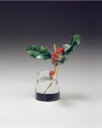 Holly spray i en tilspidset vase, ca. 1890 af Carl Fabergé