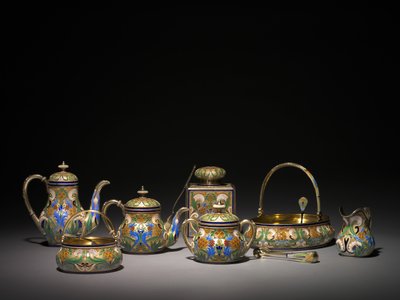 Varmtvandskande, overdækket sukkerskål, tekar, tekande, sukkertang, citrongaffel, sukkerkurv, kagekurv, flødekande, tesi og sukkersigte, før 1896 og 1896-1906 af Carl Fabergé