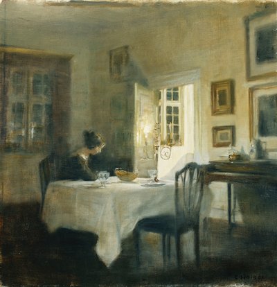 En kvinde ved et bord i en spisestue af Carl Holsoe