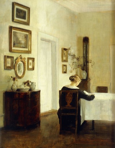 En kvinde ved et bord i et interiør af Carl Holsoe