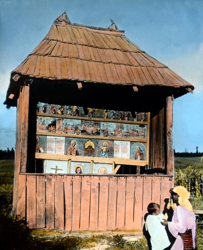 Rumænien, Bukovina, mor med barn foran et lille kapel med billeder af helgener, billeddato: ca. 1920. Carl Simons arkiv af Carl Simon
