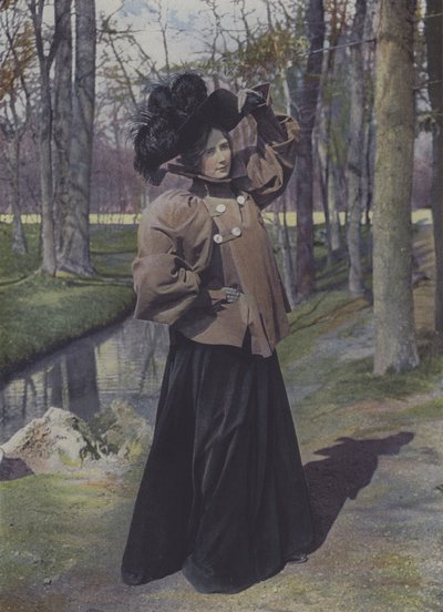 Kvinde i en park i Paris (farvefoto) af Carle de Mazibourg