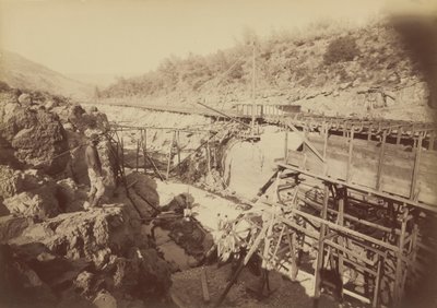 Indsættelse af elevator, Golden Feather, Oroville,1891 (foto) af Carleton Emmons Watkins
