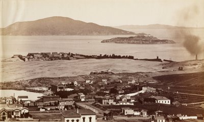 Alcatraz & Black Pt. fra Russian Hill, S.F. af Carleton Watkins