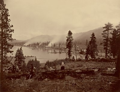 Udsigt over Gleenbrook [sic] Bay, Lake Tahoe, med savværker, bølgebryder og dampskibe fra Carson and Tahoe Lumber and Flume Co, samt endestation for Lake Tahoe, N.G.R.R. af Carleton Watkins