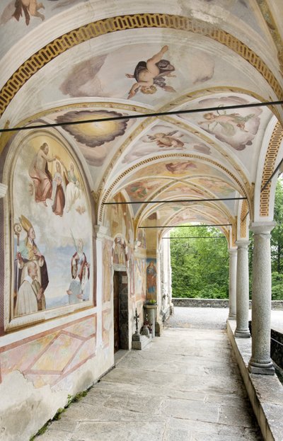 Udsigt over freskomalerier og portico, Santi Nazaro e Celso-kirken, Lanzo D