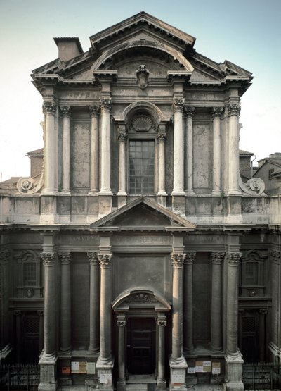 Kirkens facade af Carlo Rainaldi