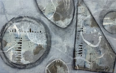 Strukturerede grå former af Carolina Gårdheim