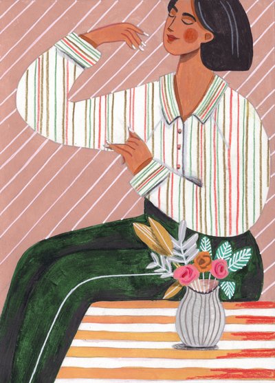 Kvinde i stribet skjorte og grønne bukser af Caroline Bonne Müller