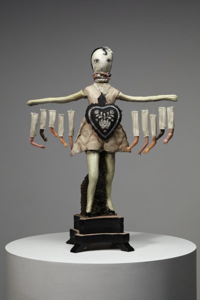 Black Heart, 2013 (træ, ler, stof, maling, dukkedele) af Cathie Pilkington