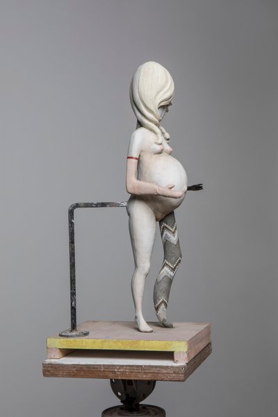 Degas Doll 1, 2017 (malet harpiks, stål, træ) af Cathie Pilkington