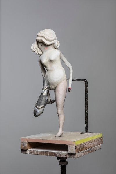 Degas Doll 2, 2017 (malet harpiks, stål, træ) af Cathie Pilkington