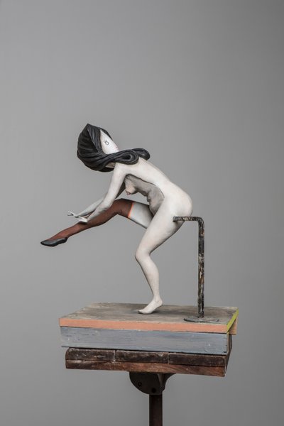 Degas Doll 5, 2017 (malet harpiks, stål, træ) af Cathie Pilkington