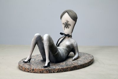 Dirty Love Pillow, 2014 (stof, ler, maling på granit) af Cathie Pilkington