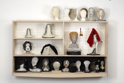 Head Case, 2016 (gips, træ, læder, tæppe, tusch, oliemaling, stof, spejle, stiftplade, MDF) af Cathie Pilkington