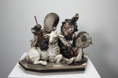 Help Is On Its Way, 2010 (træ, gips, ler, stof, maling) af Cathie Pilkington