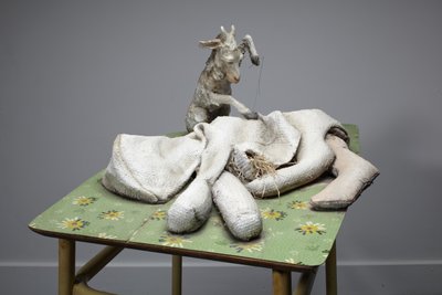 Mother, 2010 (træ, tæppe, halm, ler, linoleum, stål, maling) af Cathie Pilkington