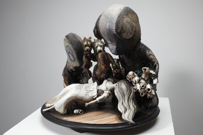 Snow White, 2010 (træ, linoleum, gips, ler, stof, maling) af Cathie Pilkington