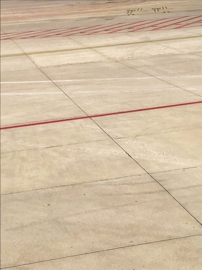 Komposition - Tarmac, 2019 (foto) af Cécile Jamet