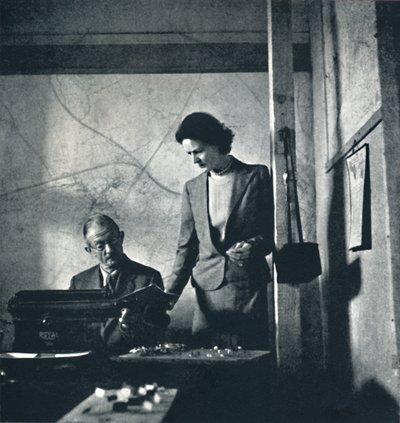 Handling her, 1941 af Cecil Beaton