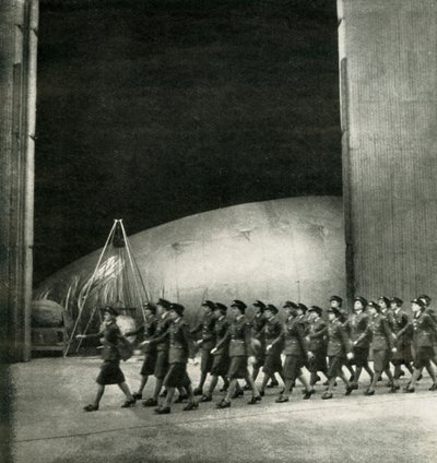 På et balloncenter, c1943. af Cecil Beaton