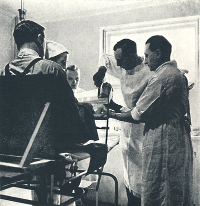 Rekonvalescenthospital - beskadiget ankel, 1941 af Cecil Beaton
