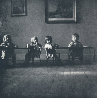 Interiør med siddende figurer, 1941 af Cecil Beaton