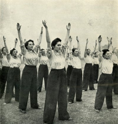 Fysisk træning på et rekruttdepot, c1943. af Cecil Beaton