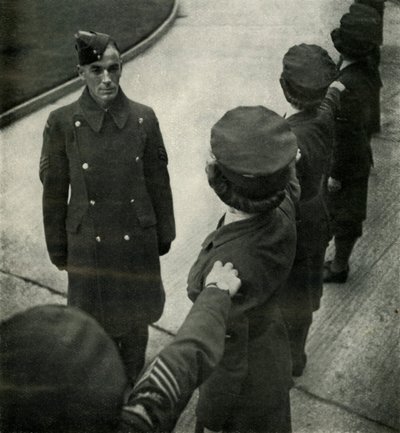 R.A.F. Sergent Drills Airwomen, c1943. af Cecil Beaton