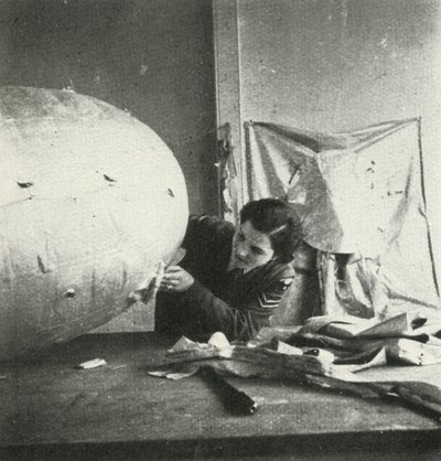 Reparation af spærreluftsballoner, c1943. af Cecil Beaton