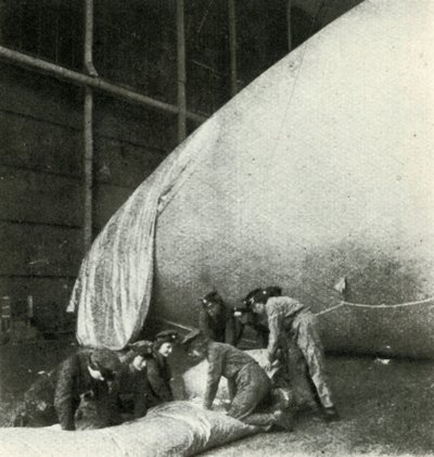 Reparation af spærreildsballoner, c1943. af Cecil Beaton