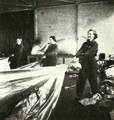 Reparation af spærreildsballoner, c1943. af Cecil Beaton