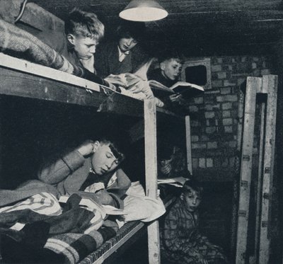 Skoledrenges sovesal, 1941 af Cecil Beaton