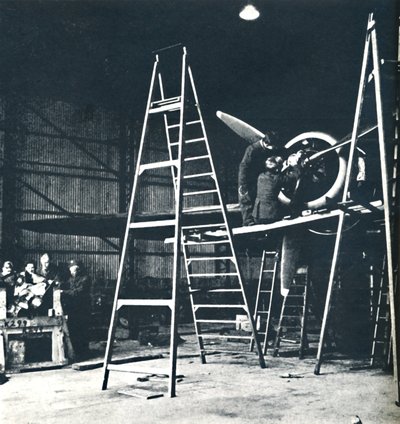 Jordbesætningens arbejde er aldrig færdigt, 1941 af Cecil Beaton