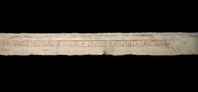 Keltisk kunst: "" hyldest til guderne""" Graveed inskription i keltisk alfabet (Ogham). fra regionen Come, Italien. Slut 6. begyndelse 5. århundrede f.Kr. Svag. 365x19x33 cm Como, Museo Civico Archeologico Paolo Giovio af Celtic