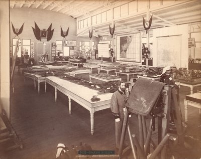 Interiør af den spanske regeringsbygning, i den spanske afdeling af Centennial Exposition af Centennial Photographic Co.