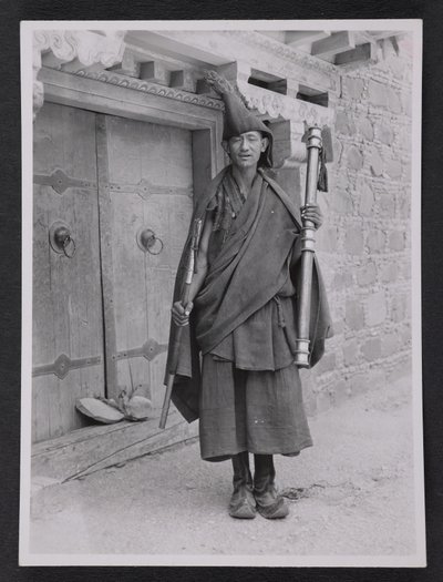 En geko, eller klosterets vogter af disciplinen, med en rituel kølle af Charles Alfred Bell