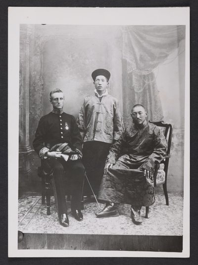 Charles Bell sidder sammen med den trettende Dalai Lama og kronprinsen af Sikkim, Sidkeong Tulku Namgyal, i 1910 (s/h-foto). af Charles Alfred Bell