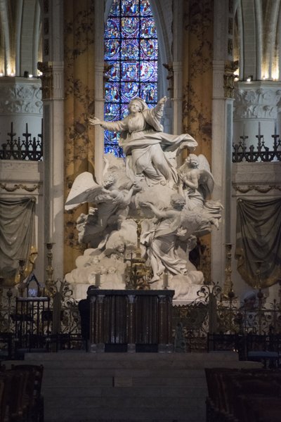 Indvendig udsigt af katedralen i Chartres, mesteralteret (skulptur af Charles Antoine Bridan antagelsen af Charles Antoine Bridan