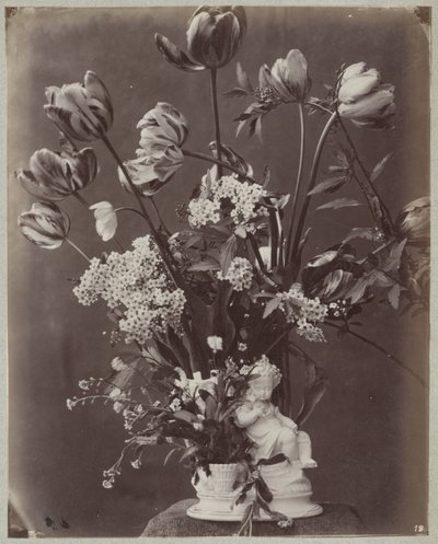Blomsterstudie i vase med barnefigur af Charles Aubry (manner of)